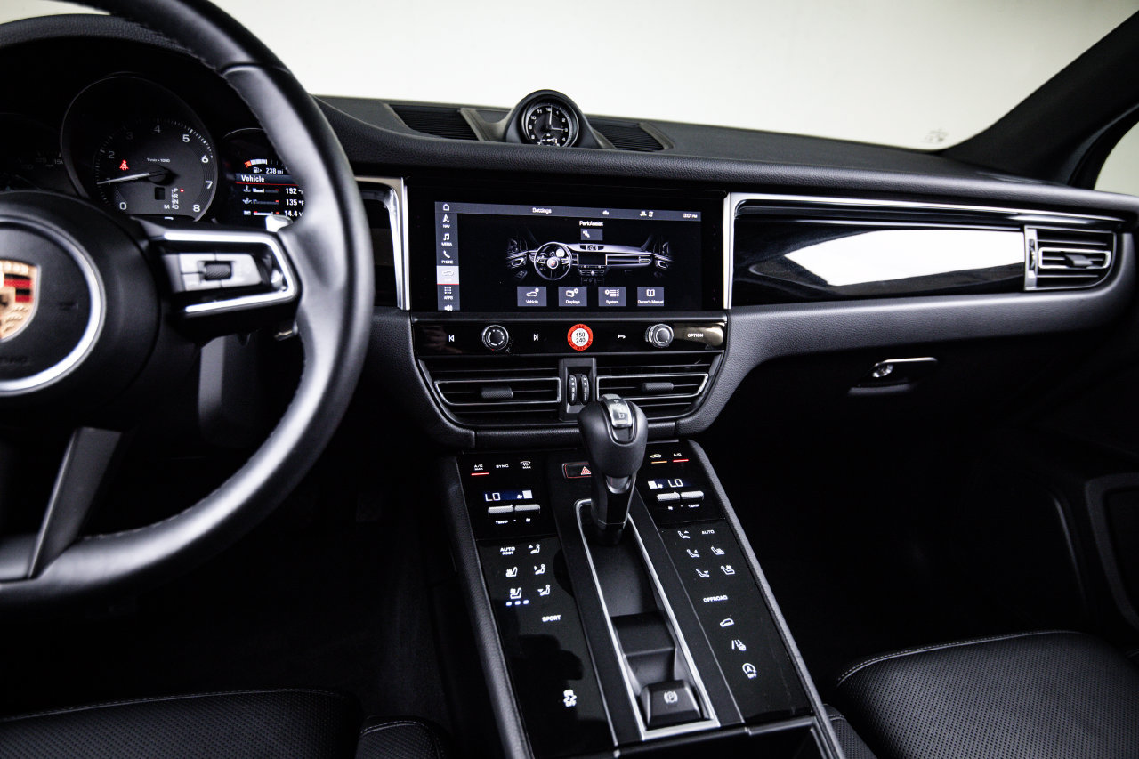 Certified 2026 Porsche Macan AWD/4WD image 19