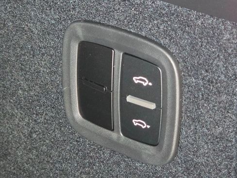 Used 2025 Porsche Macan Turbo Electric AWD/4WD image 26
