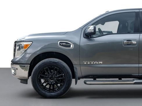 Used 2017 Nissan Titan SL AWD/4WD image 10