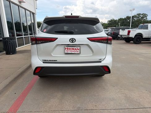 Used 2022 Toyota Highlander LE FWD image 9