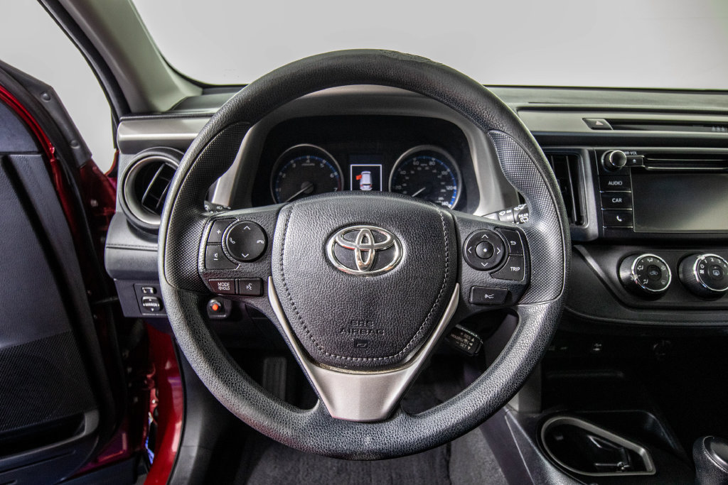 Used 2018 Toyota RAV4 LE FWD image 16