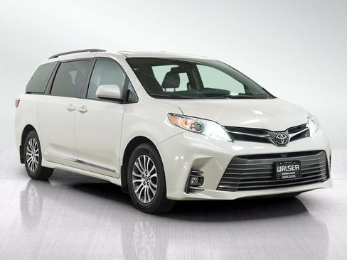 Used 2018 Toyota Sienna XLE w/ XLE Navigation Package FWD image 7