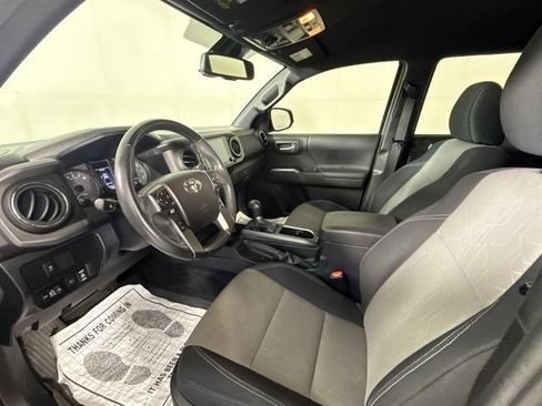 Used 2021 Toyota Tacoma TRD Off-Road w/ Technology Package AWD/4WD image 17