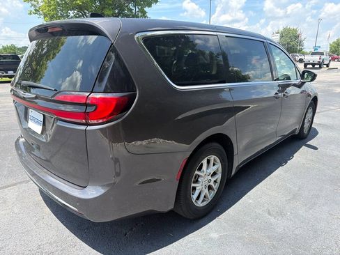 Used 2023 Chrysler Pacifica Touring-L FWD image 3