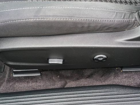 Used 2016 Dodge Challenger SXT image 18