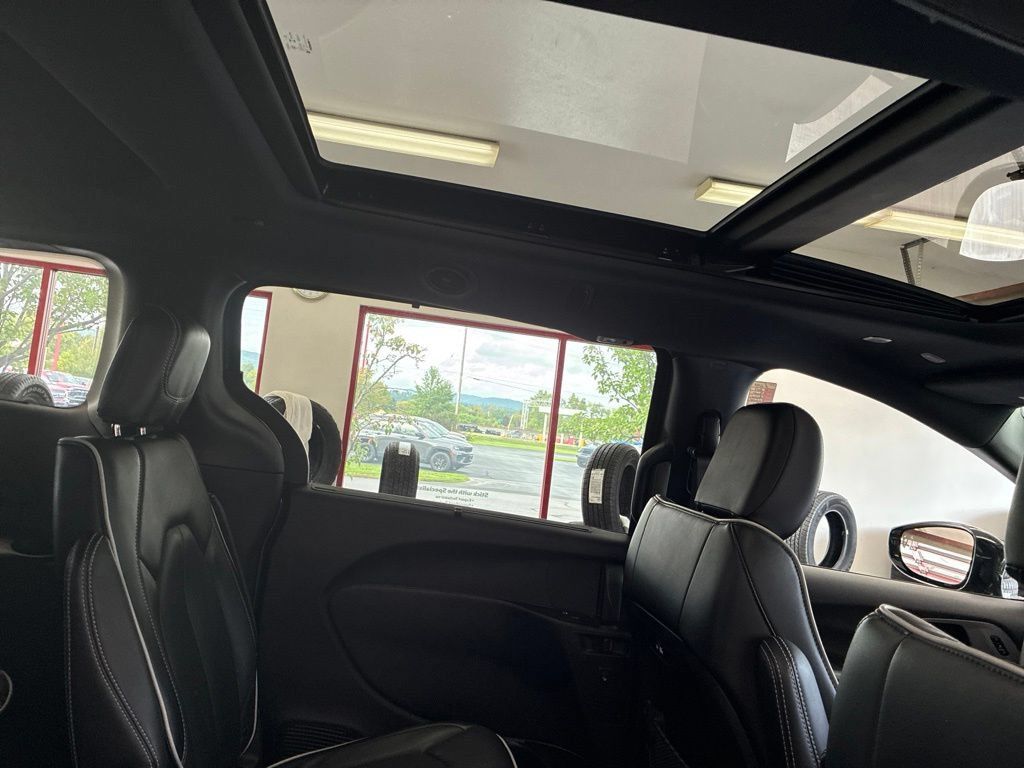 Used 2023 Chrysler Pacifica Limited w/ S Appearance Package FWD image 44
