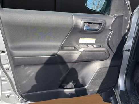 Used 2020 Toyota Tacoma TRD Off-Road w/ Technology Package image 22