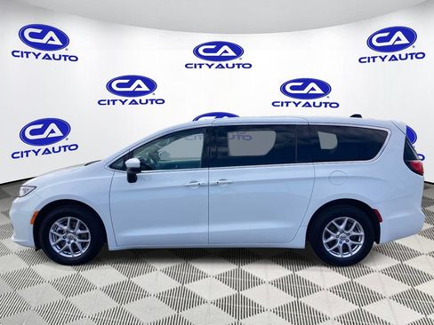 Used 2023 Chrysler Pacifica Touring-L FWD image 6