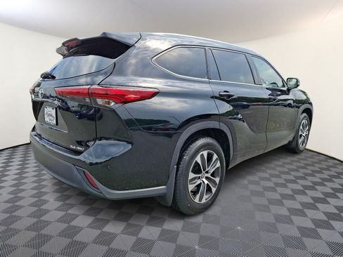 Used 2021 Toyota Highlander XLE AWD/4WD image 6