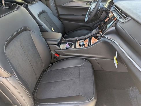 New 2025 Jeep Grand Cherokee Altitude image 31