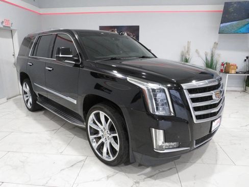 Used 2016 Cadillac Escalade Luxury RWD image 1