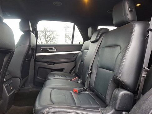 Used 2017 Ford Explorer XLT w/ Equipment Group 202A image 8