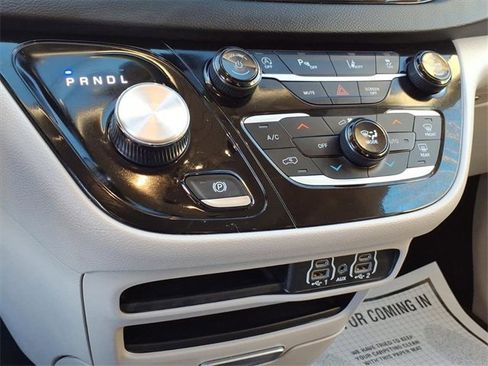 Used 2024 Chrysler Pacifica Touring-L image 13