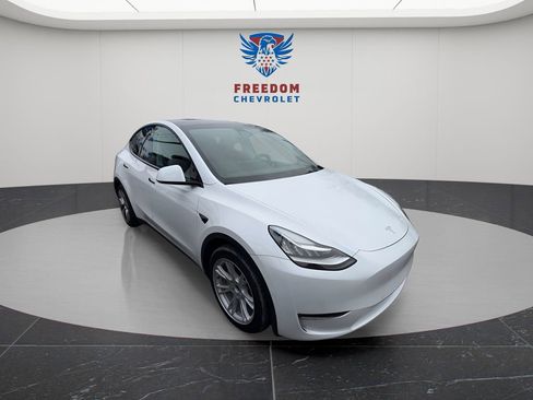 Used 2022 Tesla Model Y Long Range image 9
