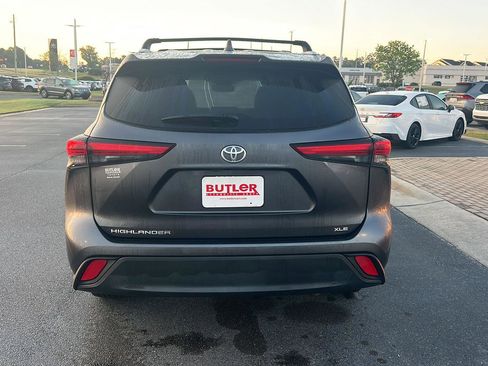 Used 2022 Toyota Highlander XLE image 5