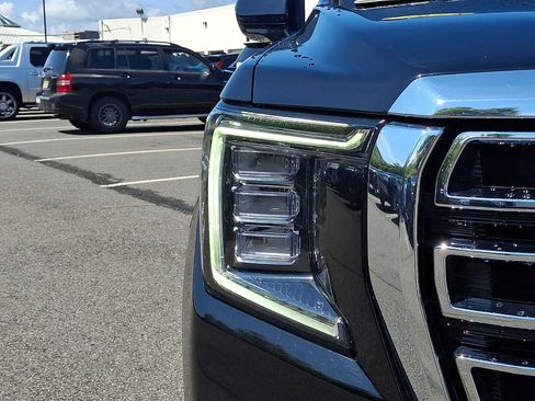 Used 2023 GMC Yukon SLT AWD/4WD image 9