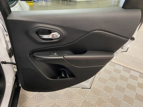 Used 2019 Jeep Cherokee Trailhawk image 18