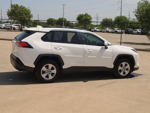 Used 2020 Toyota RAV4 XLE FWD image 4