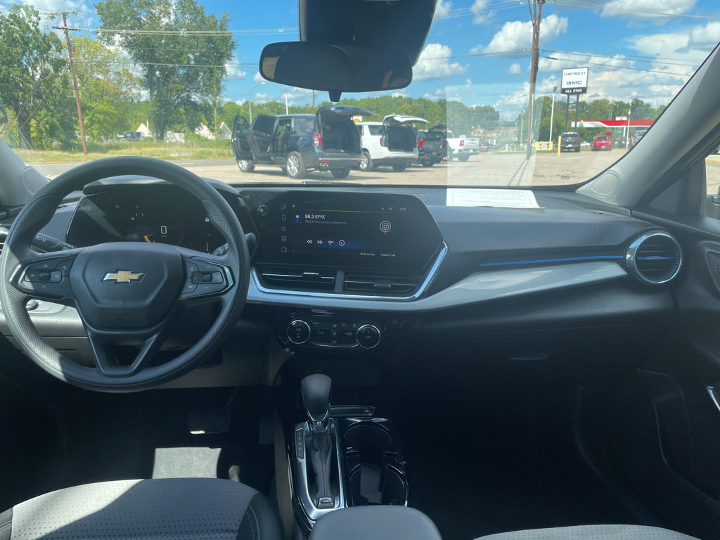 Used 2025 Chevrolet Trax LT FWD image 19