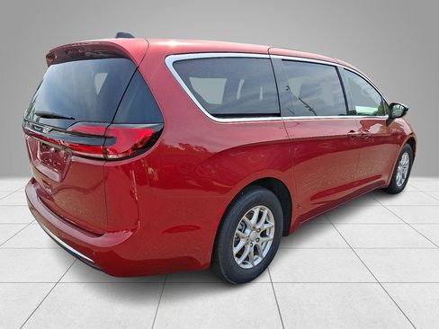 New 2027 Chrysler Pacifica Select FWD image 4
