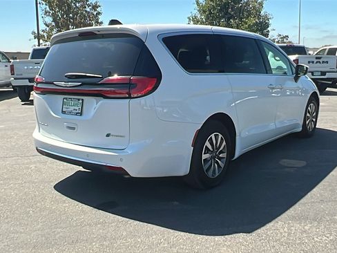Used 2023 Chrysler Pacifica Touring-L image 3