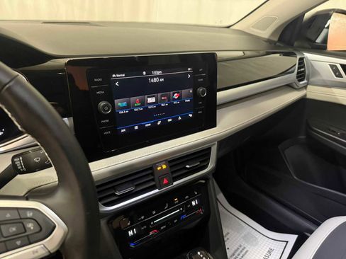 Certified 2025 Volkswagen Taos SE w/ Panoramic Sunroof Package image 35