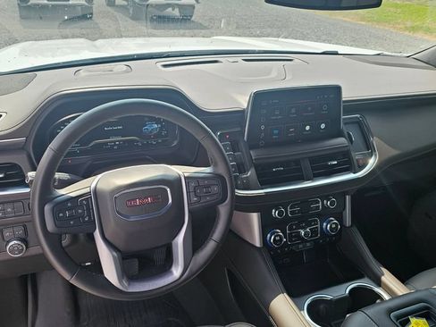 Used 2024 GMC Yukon SLT w/ SLT Premium Package AWD/4WD image 9