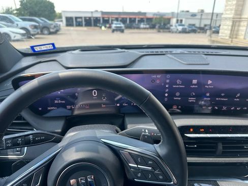 Used 2025 Buick Enclave Preferred w/ Power Package FWD image 11