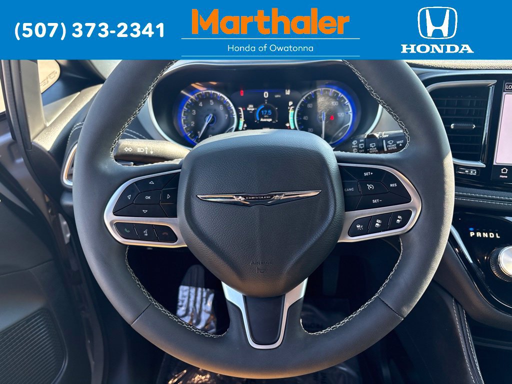 Used 2026 Chrysler Pacifica Limited FWD image 24