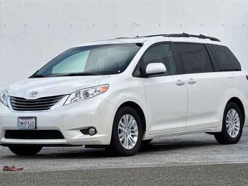 Used 2015 Toyota Sienna L image 8