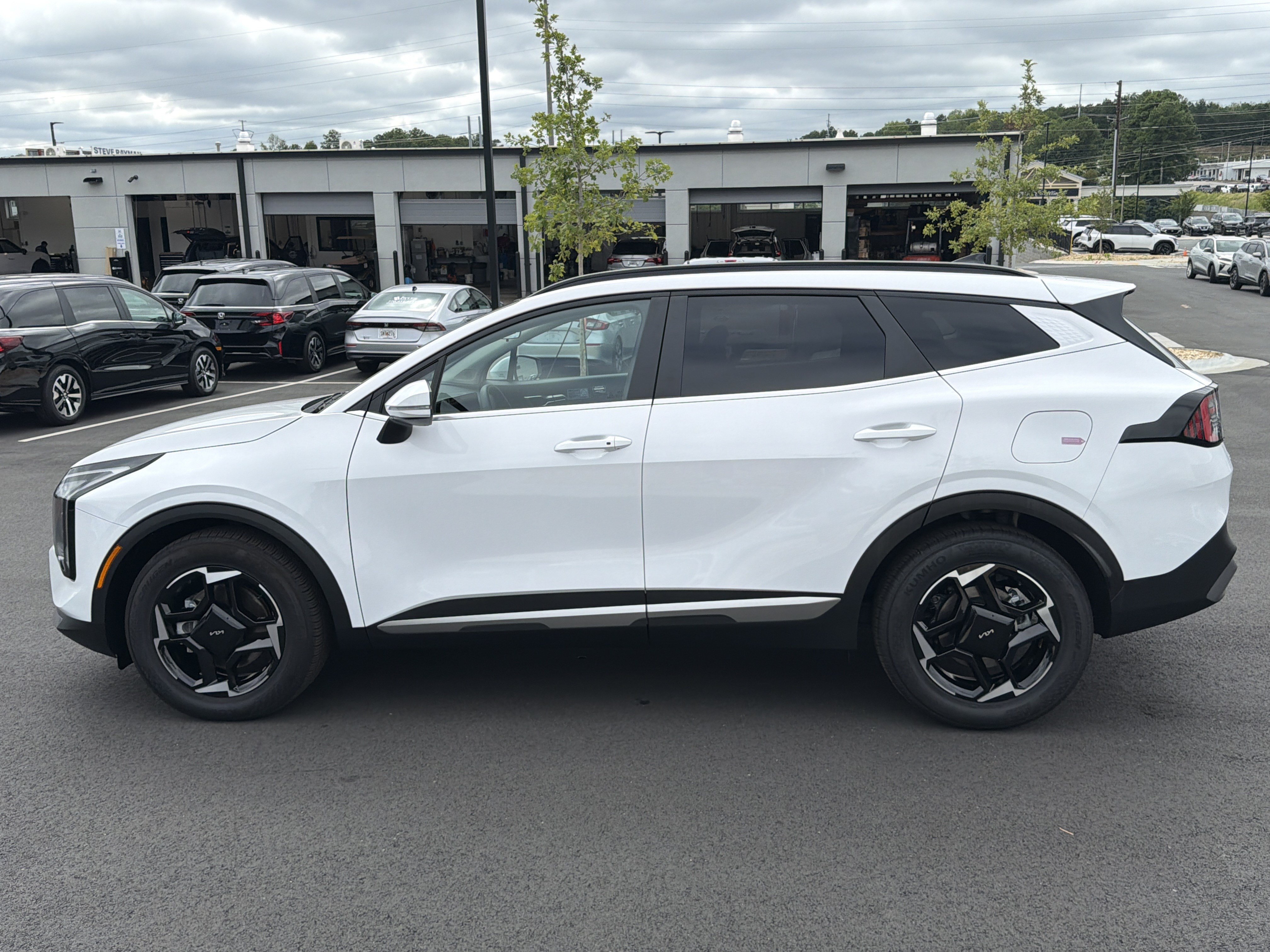 Certified 2026 Kia Sportage EX w/ EX Panorama Roof Package FWD image 4