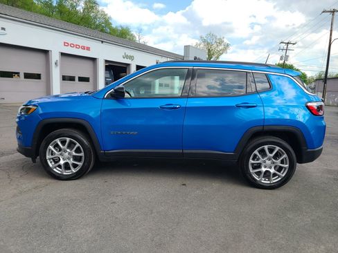 Used 2024 Jeep Compass Latitude image 2