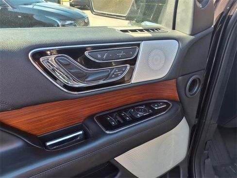 Used 2019 Lincoln Navigator Reserve image 19