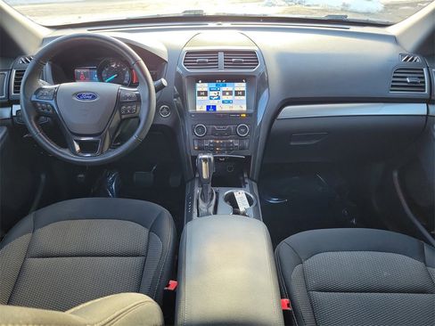 Used 2018 Ford Explorer XLT image 12