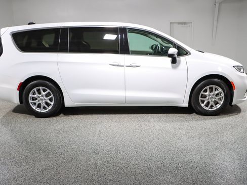 Used 2023 Chrysler Pacifica Touring-L FWD image 6