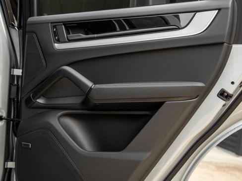 Certified 2026 Porsche Cayenne AWD/4WD image 37