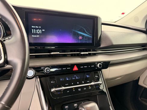 Used 2022 Kia Carnival EX image 27