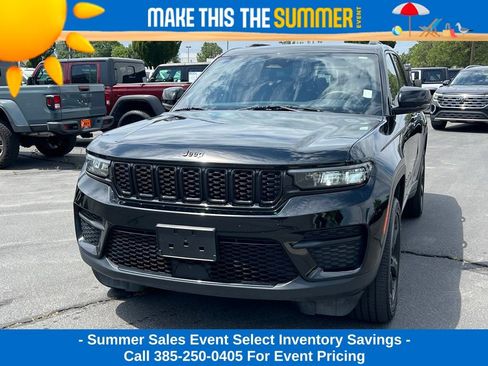 Used 2023 Jeep Grand Cherokee Altitude AWD/4WD image 2
