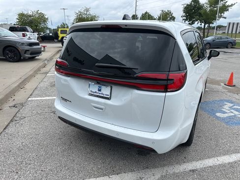 New 2026 Chrysler Pacifica Select image 27