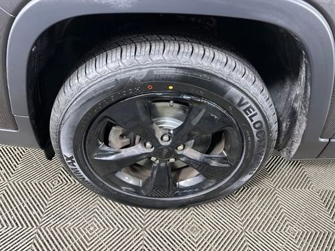 Used 2020 Jeep Cherokee Latitude Plus image 10