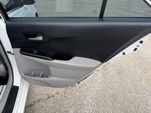 Used 2014 Toyota Camry LE image 17