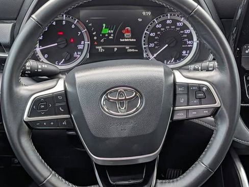 Used 2023 Toyota Highlander XSE image 12