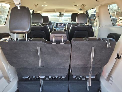 Used 2023 Chrysler Pacifica Touring-L image 15