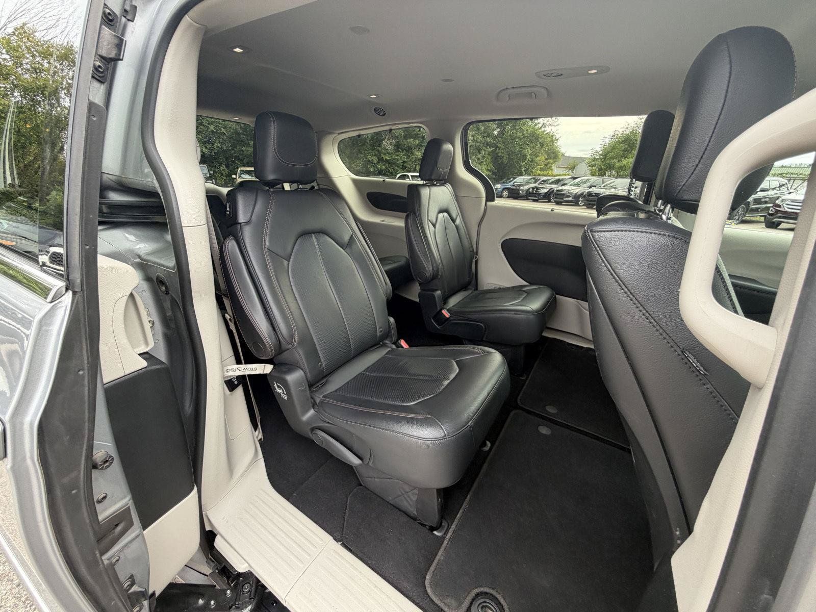 Used 2018 Chrysler Pacifica Touring-L Plus FWD image 30