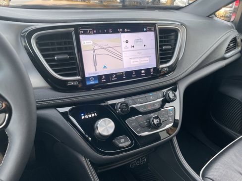 Used 2025 Chrysler Pacifica Limited image 11