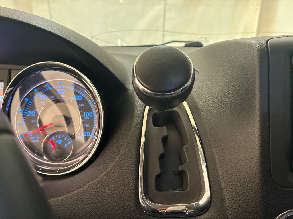 Used 2014 Chrysler Town & Country Touring w/ Driver Convenience Group FWD image 16