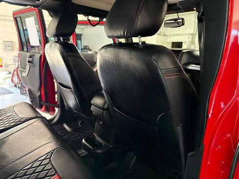 Used 2014 Jeep Wrangler Unlimited Rubicon w/ Connectivity Group AWD/4WD image 41
