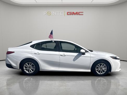 Used 2025 Toyota Camry LE image 2