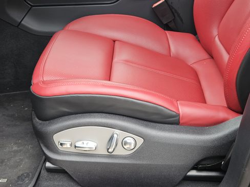 Certified 2026 Porsche Macan AWD/4WD image 23