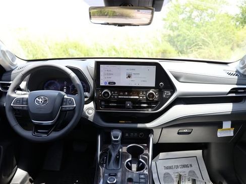 New 2026 Toyota Highlander Platinum AWD/4WD image 31